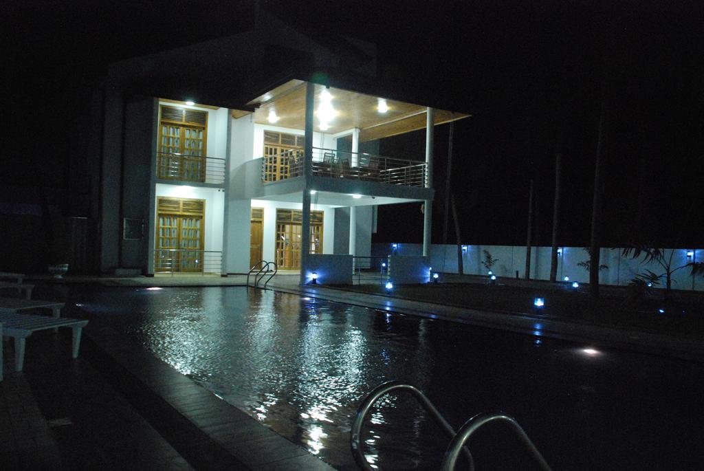 Bluewater Beach Resort Trincomalee Bagian luar foto